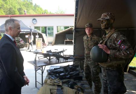 Seznanitev vojaških obveznikov s pravicami in dolžnostmi vojašnica Postojna 17 Foto Ljubo Vukelič